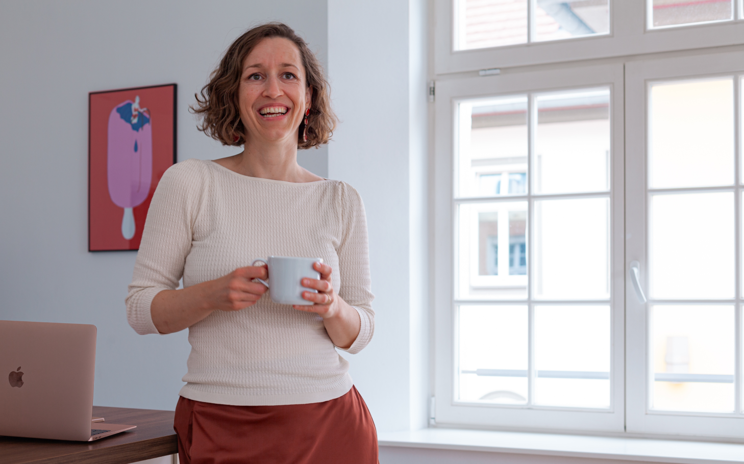 Profilbild von Bewusstseins-Coach Sonja Mewes mit Tasse in der Hand
