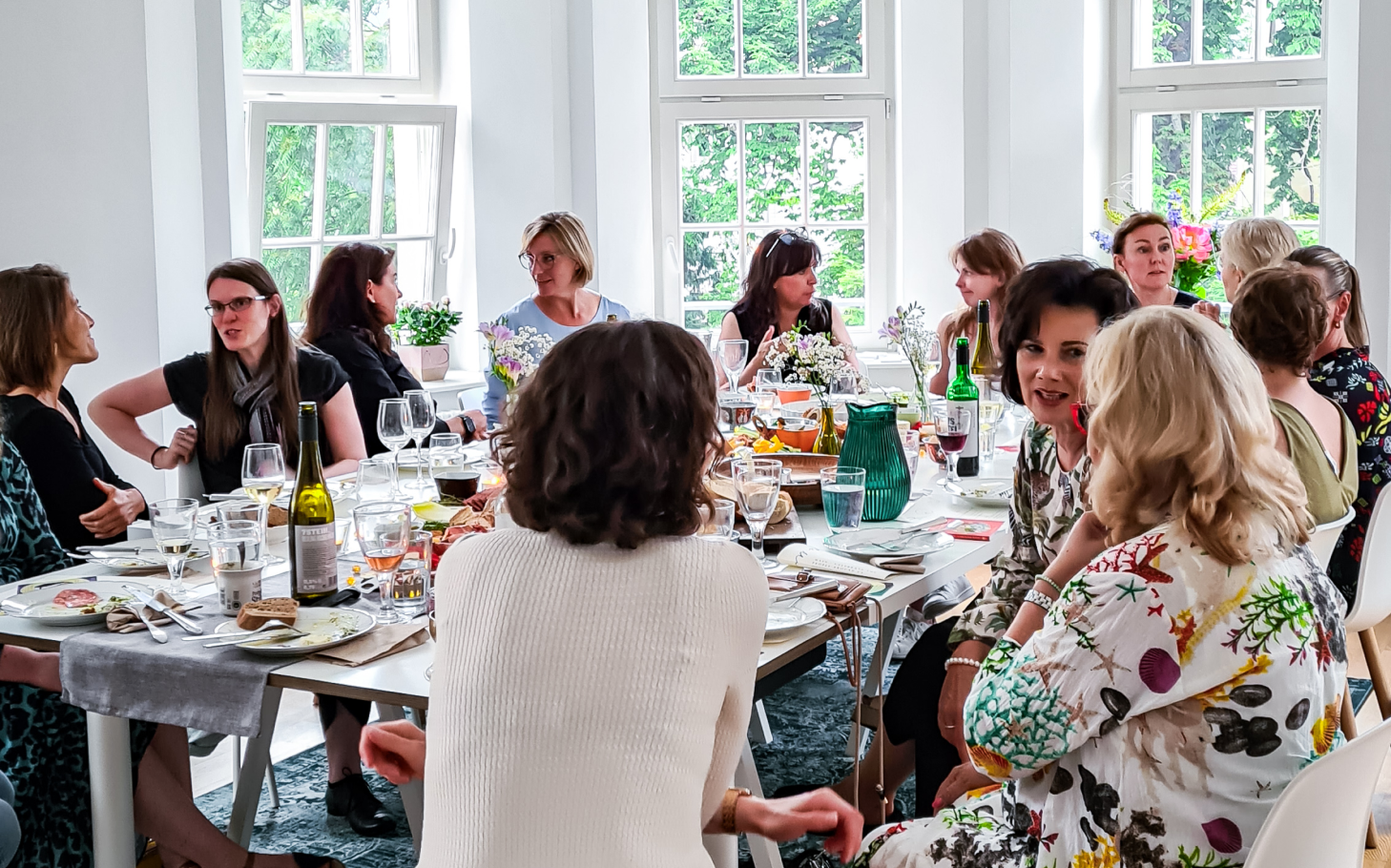 Frauen in tiefen Gruppen-Gesprächen am großen Tisch mit Soul-Food